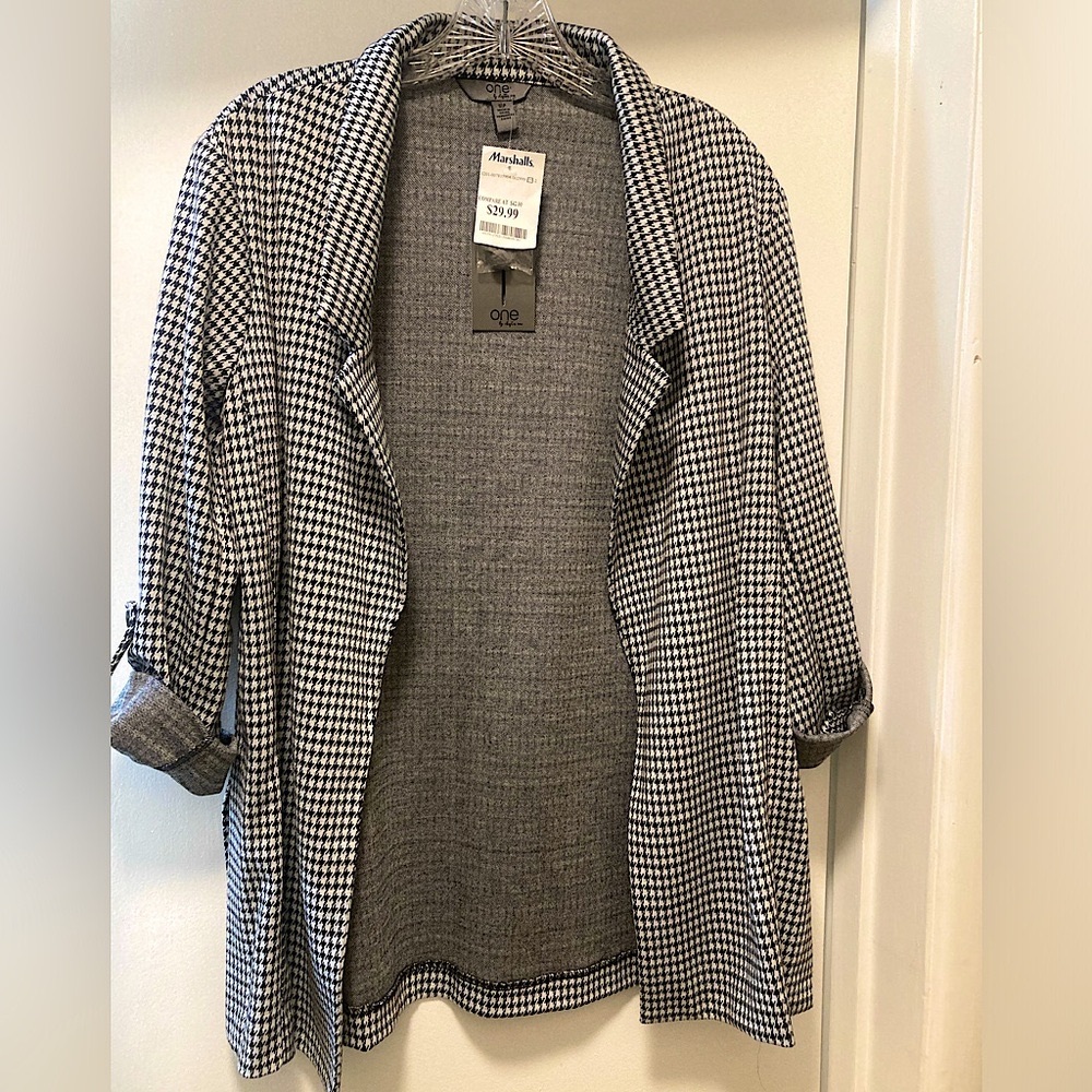 NWT B/W Chapter One S/P blazer w/buttoned-up sleeves.